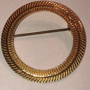 Elegant Gold Tone Round Vintage Brooch